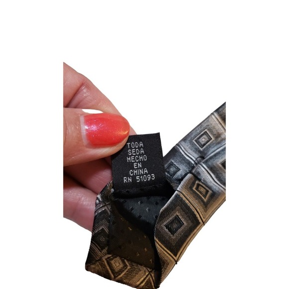 Croft & Barrow Hand Made 100% Silk Neck Tie Made In China Gray Silver Squares - Picture 9 of 13